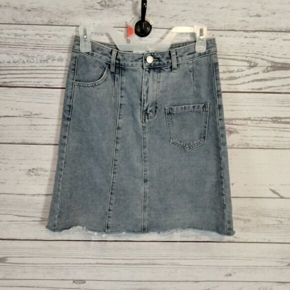 New Without tags. "Twice -Chic" woman's jean skirt - Picture 1 of 8